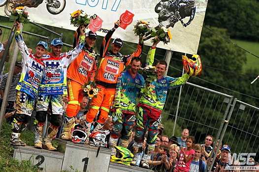 <b>Podium 2ème manche : Daniel Willemsen-Robbie Bax - WSP-Zabel, Etienne Bax-Nicolas Musset - WSP Zabel et Tomas Cermak-OndreJ Cermak - WSP-Mega (photo www.fimsidecarcross.com)</b>