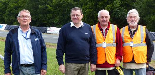 <b>Jean-Jacques Guillemoz - Président de l'Union Motocycliste de l'Ain, Jacques Bolle - Président de la FFM et 2 Commissaires de piste. </b>
