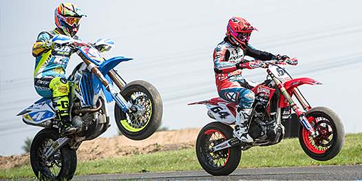 <b>Thomas Chareyre - TM, avec le numéro 4 et Sylvain Bidart - Honda avec le numéro 64 au Circuit Carole-93 (photo FFM/Stéphane Legrand)</b>