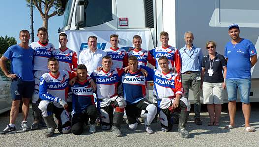 <b>Jacques Bolle - Président de la FFM, entouré par les membres de l'Equipe de France de Moto-Ball, Vice-Championne d'Europe des Nations 2017 (photo FFM)</b>