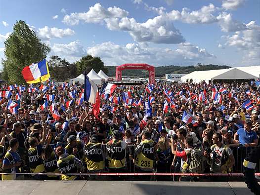 <b>La foule au pied du podium (photo FFM)</b>