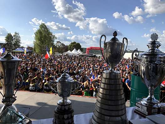 <b>Les trophées attendent les Equipes de France (photo FFM)</b>