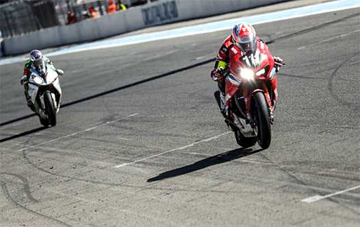 <b>Sébastien Gimbert - Honda devant Lucy Glöckner - BMW pour la 3ème marche du podium (photo FIM EWC)</b>