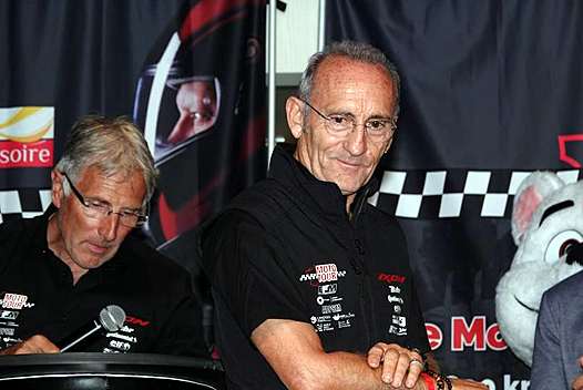 <b>L'animateur Pierre Gauthier avec Marc Fontan (photo Moto Tour)</b>