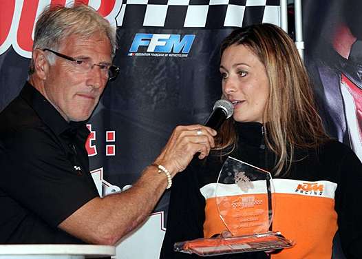 <b>L'animateur Pierre Gauthier avec Sonia Barbot - KTM (photo Moto Tour)</b>