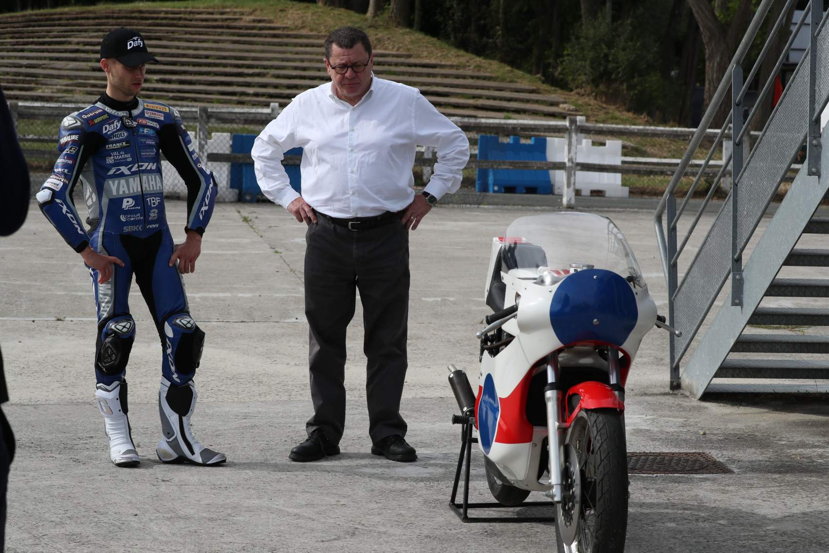 Jules Cluzel, actuel recordman du tour, questionne le Président Jacques Bolle sur la 350 TZ de 1980 sur laquelle ce dernier a établi le tout premier record du circuit Carole.
