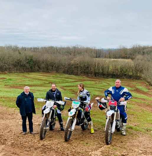Malgré la météo glaciale, Sébastien Poirier a tenu à découvrir les spéciales d'entraînement à moto.