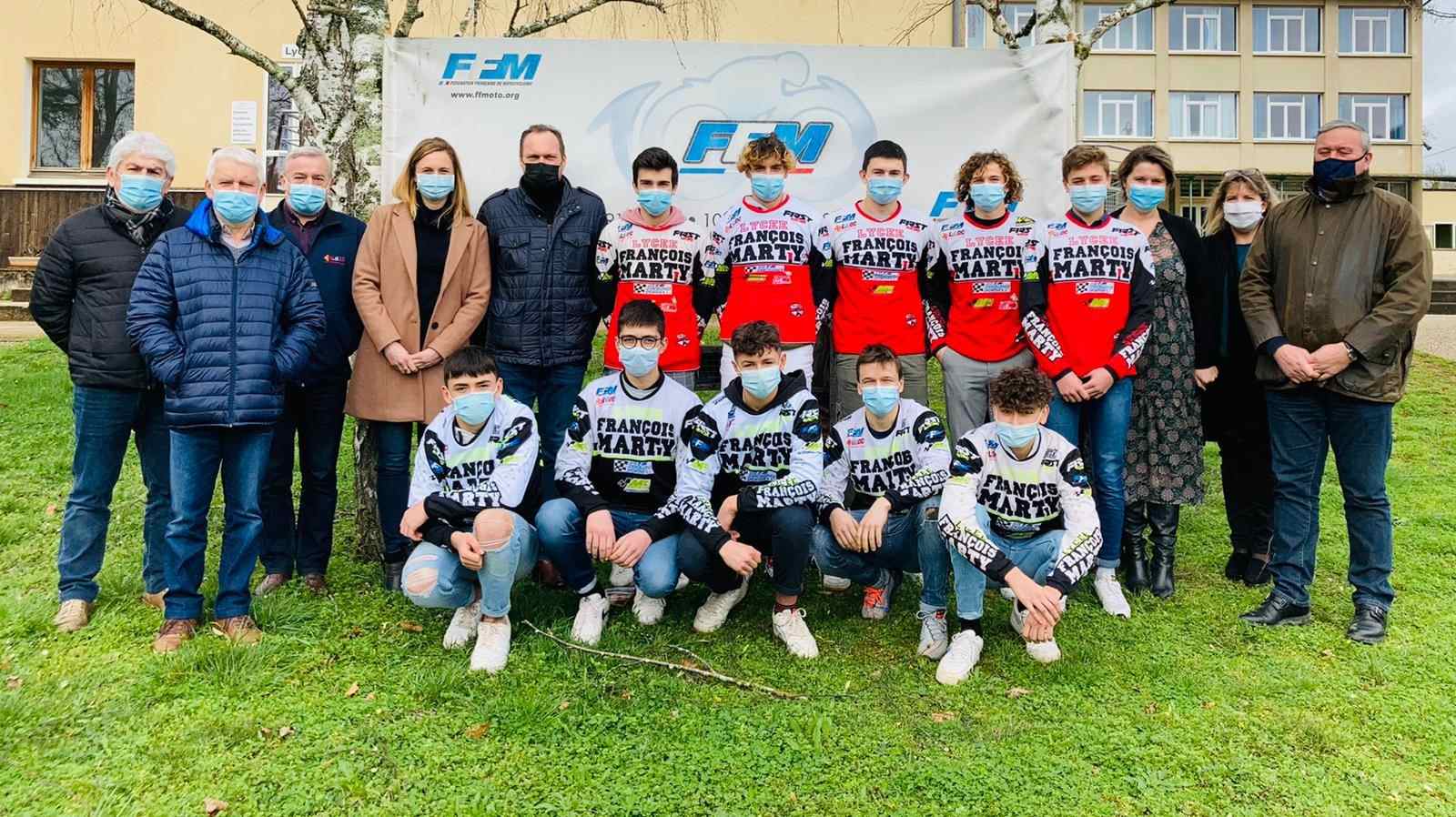 Sébastien Poirier et les élus de la FFM en compagnie de la direction du lycée François Marty et des dix inscrits au site d'excellence sportive.