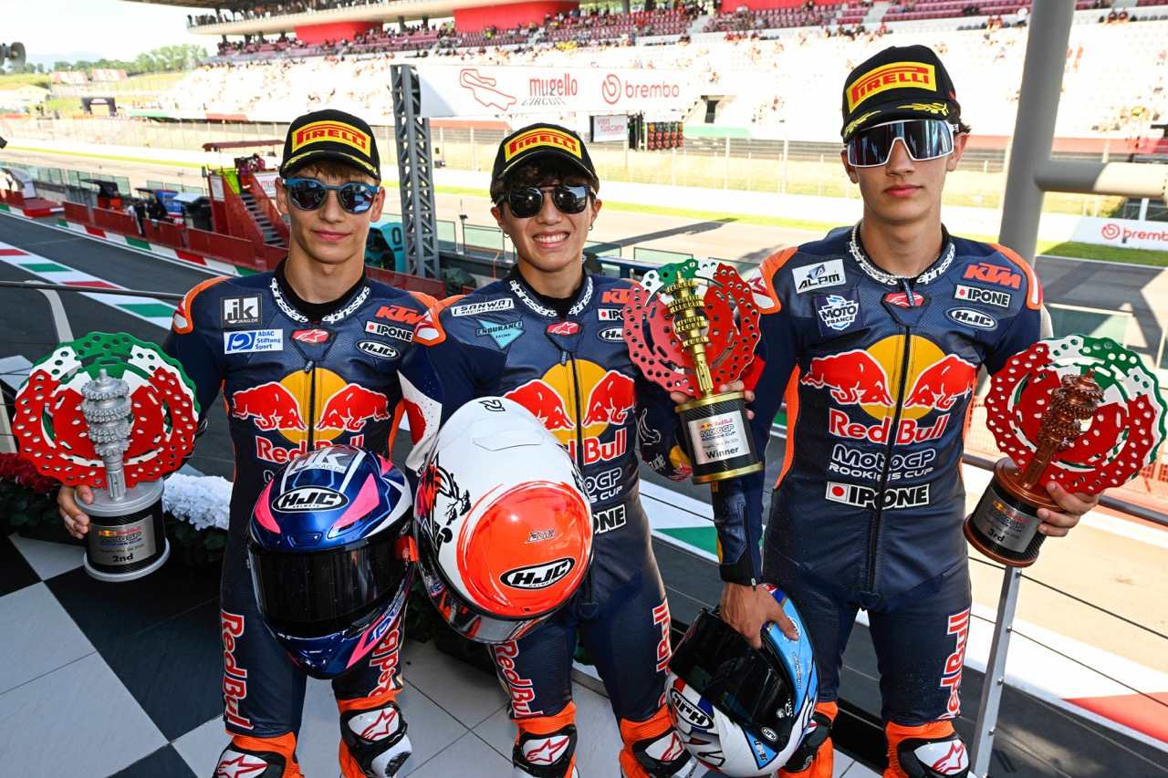 GUILLEM PLANQUES (À DROITE) - MOTOGP ROOKIES CUP - PHOTO DE REDBULL.COM